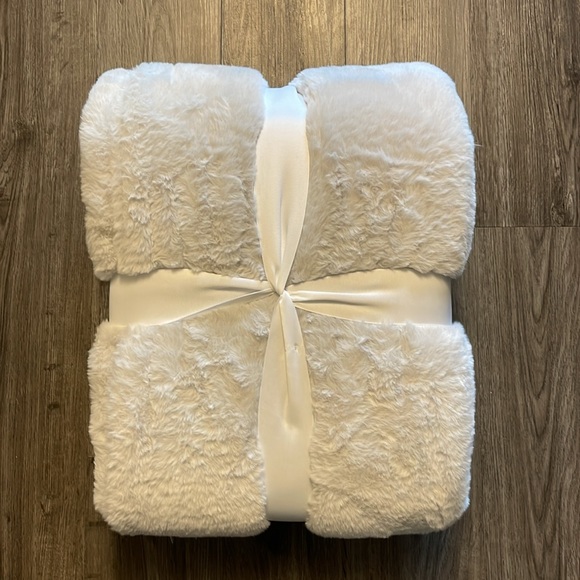 UGG Marcella Stone Throw Blanket NWT Faux Fur White Gray - Picture 10 of 10